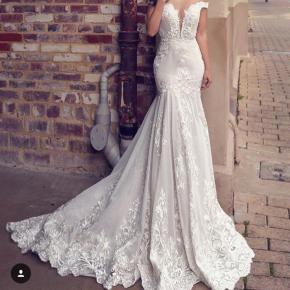 Off the Shoulder Illusion V plunge Neckline Beaded Bodice Glitter Lace Applique Bridal dress