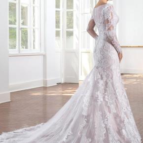 Long Sleeve Fashionable Lace V Neckline Bridal Dress