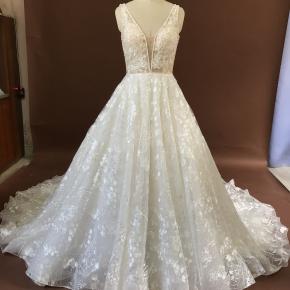 Sexy Deep V Neckline Beaded Bodice Lace Ball Gown - 副本